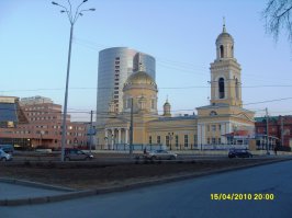 А мне нравится ЕКБ, очень часто проезжал из Башкирии на Север и обратно, ехал через Калину, если кто знает. бесил только "пьяный" перекресток. Зато ночью зимой красиво, если по центру едешь. Сталинки стоят, здорово, огни горят!