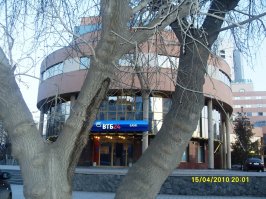 А мне нравится ЕКБ, очень часто проезжал из Башкирии на Север и обратно, ехал через Калину, если кто знает. бесил только "пьяный" перекресток. Зато ночью зимой красиво, если по центру едешь. Сталинки стоят, здорово, огни горят!