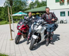 Давний текст, я когда к мототеме потянулся в 2009 году читал его. Выяснилось, что мы с женой таки мотоциклисты. С 2010 года ездим по дальнякам на паре дорожников и получаем от этого огромное удовольствие.  И да, были всякие моменты, но оставить мототему никогда не хотелось.