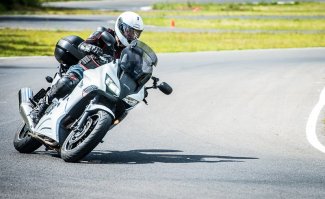 Давний текст, я когда к мототеме потянулся в 2009 году читал его. Выяснилось, что мы с женой таки мотоциклисты. С 2010 года ездим по дальнякам на паре дорожников и получаем от этого огромное удовольствие.  И да, были всякие моменты, но оставить мототему никогда не хотелось.