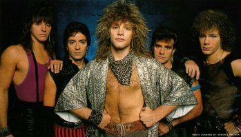 мода ведь интересная, порой непонятная тетка и 80-е не исключение. наверно фанат мЭгазвОзд типа Бибера или Лозы с прочими Леонтьевами будет хаять весьма популярных рок музыкантов из-за их стиля в одежде.
если кто не узнал 1.Guns-n-Roses 2.Bon Jovi 3.Aerosmith