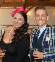 Да у паренька в этой трольной паре даже фэйс как тролфэйс....