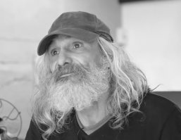 Ну, прям ваще!  Подстригли и... И зубы появились и мимика изменилась и голос другой стал и морщины... Чудеса стрижки, ёпта! ;)