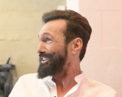 Ну, прям ваще!  Подстригли и... И зубы появились и мимика изменилась и голос другой стал и морщины... Чудеса стрижки, ёпта! ;)