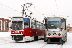 Омичи этому очень рады!
Вероятно, поэтому нам прислали три списанных 20-ти летних трамвая. Для полуторамилионника - нормально. Местные-то трамваи - тридцатилетние. ;)

Из местной прессы:
"Новые трамваи, списанные в столице, в Омске ожидают к концу 2016 года. По данным издания, в настоящий момент в Омске насчитывается 89 трамваев с изношенностью в 91 %. К 300-летию города заменили всего один вагон, потратив 9 миллионов рублей."

Это не нормально.