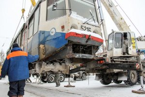 Омичи этому очень рады!
Вероятно, поэтому нам прислали три списанных 20-ти летних трамвая. Для полуторамилионника - нормально. Местные-то трамваи - тридцатилетние. ;)

Из местной прессы:
"Новые трамваи, списанные в столице, в Омске ожидают к концу 2016 года. По данным издания, в настоящий момент в Омске насчитывается 89 трамваев с изношенностью в 91 %. К 300-летию города заменили всего один вагон, потратив 9 миллионов рублей."

Это не нормально.