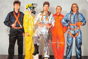 80-е года прошлого века выдались тяжелыми для костюмеров рок-музыкантов