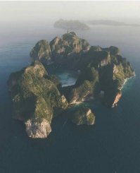 Тайские острова Андаманского моря Phi Phi Don и Phi Phi Lee как то не выразительно показаны, на самом деле они красивее