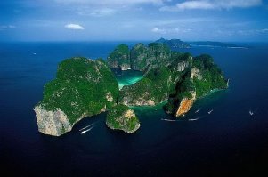 Тайские острова Андаманского моря Phi Phi Don и Phi Phi Lee как то не выразительно показаны, на самом деле они красивее