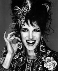 Эти свисающие волоски на пальцах нужно срочно зарегистрировать как бренд