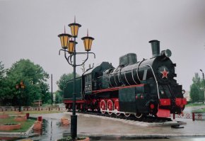 у нас в городе то же около вокзала стоит памятник паровозу
когда его устанавливали, все буди удивлены, что он сам своим ходом заехал на постамент.
Самый популярный вопрос, сколько он весит был?
(но видимо приуидывали, чколько он стоит, если металл сдать )