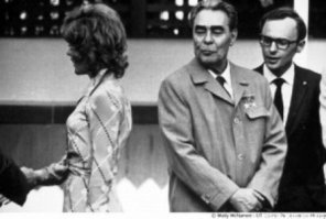 Почему мужчина смотрит на других женщин?