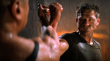 Забыли почему-то несколько знаковых, практически - культовых фильмов. Например: "За бортом", "Нечто", "Солдат", "Танго и Кэш"...
Непонятно, как так-то?