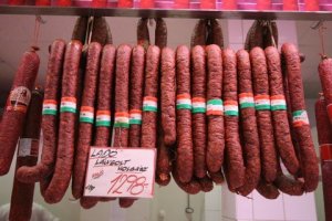 В 80х Венгерские охотничьи острые колбаски были.Мог жрать их бесконечно.
Вроде этих,только маленькие