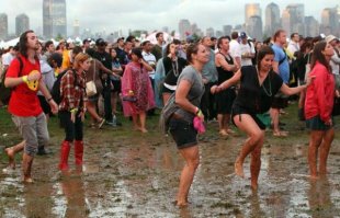 Ща благодаря фане у братика бутылку Арамэ 5 звездочек выиграл -спорил, что будут грязь,лужи, бабки, развалины, стройка и кладбище (только с кладбищем ошибся) ничего иного фаня и не копипастит.
  Ну и для контраста, как сейчас у НИХ -