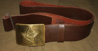 На фото суворовец, о чём говорят широкие лампасы на брюках.
А вообще, ремень с бляхой был первоначально введён для курсантов военных училищ ещё до Войны. Уже потом пряга стала единой для всех.
Причём изначально ремни были под правую руку (при надевании пряга в правой руке) как курсантские РККА, так и РККФ. Уже потом, по моему на снаряжении образца 53 года, пряга переходит на левую руку. Но там и снаряжение кардинально изменилось. Появилась РПС обр.53 года, местами используемая до сих пор.