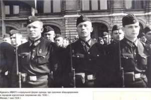 На фото суворовец, о чём говорят широкие лампасы на брюках.
А вообще, ремень с бляхой был первоначально введён для курсантов военных училищ ещё до Войны. Уже потом пряга стала единой для всех.
Причём изначально ремни были под правую руку (при надевании пряга в правой руке) как курсантские РККА, так и РККФ. Уже потом, по моему на снаряжении образца 53 года, пряга переходит на левую руку. Но там и снаряжение кардинально изменилось. Появилась РПС обр.53 года, местами используемая до сих пор.