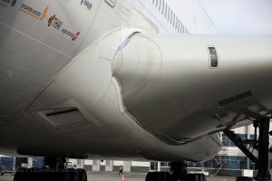 >перед посадкой вообще выключают двигатели
Неужели, прямо все и выключают? Сразу или по очереди? Взлетать в нём приходилось, а вот садиться - ни разу. Выходит, правильно, а то можно и испугаться.

>Крыло отремонтировать можно реально хорошим скотчем...
Неужели? А мне казалось так можно только на реактивных...