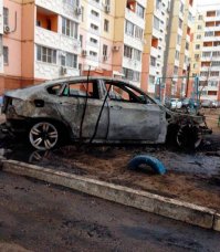 Дело было в Астрахани. Некий господин парковал свой белоснежный БМВ х6 на детской площадке. Жителям это надоело, и они сожгли повозку злодея. Радикальное решение.