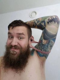 ..ять, я мне показалось что он срет ...ртом... потом заметила ухо..