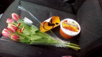 Порвался у меня как то пакет с корейской морковкой в машине.Чем только это оранживое пятно не оттирал от сидения.Так и продал машину с пятном.