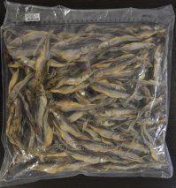 Не вопрос.
Снето к (лат. Osmerus eperlanus eperlanus m. spirinchus)   мелкая озёрная форма европейской корюшки.
Кто ещё кого с кем путает.:)
Небольшая рыбка длиной до 18 см (обычно не более 10 см), типичной массой 6 8 г. Спина тёмная с серо-зелёным оттенком, бока серебристые, брюшко беловатое. Хвостовой плавник имеет тёмный край. Только что пойманная рыба издаёт характерный запах свежих огурцов.
