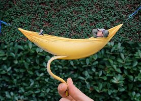 Как будто заусенец с жопы отрывает. Аж вздрогнул.