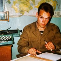 А это я в год выхода "Особенностей национальной охоты" и сейчас, спустя 22 года