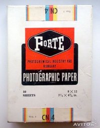 Полный набор джентльмена-фотографа:
Фотоаппарат "Practica" (ГДР), увеличитель "Krokus" (Польша),
Фотоплёнка "ORWO" (ГДР), цветной проявитель "Foma-color" (ЧССР),
цветная фотобумага "Forte"  (Венгрия)