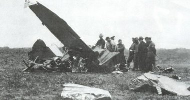 спасибо за пишутер, ШК!!  Один из моих любимых поршневичков)
Вообще в Китай поставили первый демо 15 сентября 1934-го, а в ноябре того же года в Шанхае тестпилот Дорси погиб (эта фотка в посте именно с места его аварии). И, кстати, низкодавы гудьир был только на демо машинах, на поставляемых контрактно его не ставили, насколько знаю.
А вообще, в тогдашней китайской лапше, конечно, до сих пор трудно разобраться)
Не знаю, есть ли отчеты о победах пишутера до 37-го, когда Дж. Баффоло Вонг сбил мицубиси над Нанкином?
Интересная машинка)