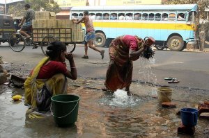 рыготня зачётная...."блюда" состоят из мусорных куч иногда вообще не сочетаемых ингредиентов, и подача....на железном подносе-тарелке....или на ....газетке!....на жаре круглогодичной, в антисанитарии....пздц.какой то....