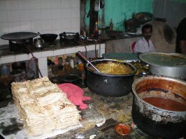 рыготня зачётная...."блюда" состоят из мусорных куч иногда вообще не сочетаемых ингредиентов, и подача....на железном подносе-тарелке....или на ....газетке!....на жаре круглогодичной, в антисанитарии....пздц.какой то....