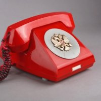 Армия...2002 год... я несу срочную службу (Родину защищаю)
ну в смысле сижу на КПП и проверяю тех, кто на территорию части хочет пройти. На КПП телефон внутренней связи, а в армиипочему то всегда хочется жареной жратвы (картошки или мяса) ну или сладкого, лучше сгущённое молоко, но и шоколадка то же пойдет.
Была шоколадка, я ее "заточил" на пару со своим сослуживцем, потом смотрю, герб РФ на обложке шоколадки ну один в один по радиусу подходит к телефонному диску, ну дурное дело не хитрое, я вырезал ее и наклеил на диск телефона.
Через какое-то время приходит майор с двумя бойцами нас сменить.
Склонился над журналом, чтоб расписаться, увидел телфон, и потеряв ручку пополам от смеха согнулся