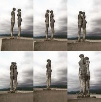 "Эта печальная статуя показывает историю невозможной любви Али и Нино. Несмотря на столкновение культур, они продолжают любить друг друга но все это заканчивается, когда вмешиваются внешние обстоятельства."