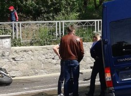 И про водилу транзита: ""Водитель человек в погонах, им законы не писаны,им можно разворачиваться где угодно, ониж святые! Вот и номер по быстрому скручивал и пофиг то что лишил человека мужа и двух детей отца..." 
Отсюда:yalta-24.ru/vsya-yalta/proisshestviya/3692-v-massandre-segodnya-proizoshlo-krupnoe-dtp-est-pogibshij-foto