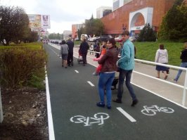 Ходить по велодорожкам - явление международное!