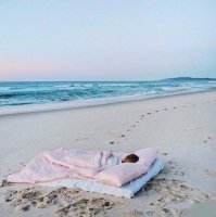 Устал?
-Уляж!