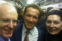 Вначале в вагон загружается security, весь вагон естественно выгружается. В середене процессии наш старина Арни))
А так, большинство не выдержало пробок. Типа Умы Турман.
Вот Киану Ривз и Роберт Патинсон вполне реальные мужички. Хотя Патинсон в капюшончике  какбэ прикрывает профиль.
Канделаки кажется зарубежом  без грима тихая такая мышка. Была бы как в студии и в нашем метро в час пик ей бы точно в пятак пробили.
О Собчак даже мараться никто не будет.
Ну Арни красавэц))Даже двух для съемки с перрона приволокли