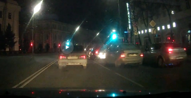 Разуй глаза! Сколько полос движения перед этим перекрестком?