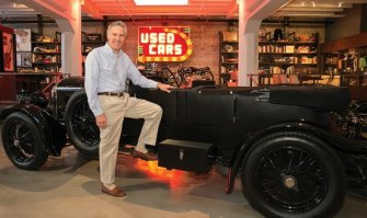 Крутизна. Чувствую себя ребенком в магазине игрушек.
Только вот это: "На самом видном месте стоит жемчужина коллекции   Bentley 1929 года выпуска." - размещено не под той фотографией. Вот Б.М. рядом с Bentley 4 1/2.