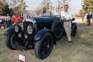 Крутизна. Чувствую себя ребенком в магазине игрушек.
Только вот это: "На самом видном месте стоит жемчужина коллекции   Bentley 1929 года выпуска." - размещено не под той фотографией. Вот Б.М. рядом с Bentley 4 1/2.