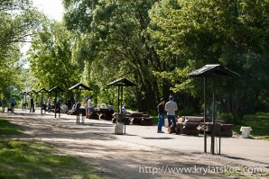 Серебряный бор. Аллея с мангалами и столами. Сейчас все столы под навесами. 
Любимое место для шашлыков (15 мин от дома))