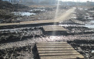 Понимаете ли, деревянное деревянному - рознь. 
Вот нутром чую, что в тот период ходили Вы по сошкам, сбитым первораспилом. И себестоимость была минимальна. И это нормально.
А когда вот такие затраты пылью в глаза.....
Ну сколько такие настилы пролежат? А денег как на новый асфальт...

И так сойдет.