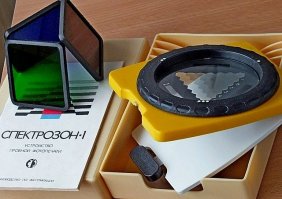 Нет. Хватало как-то...
Наверно, процесс адаптировался к устоявшейся температуре...
А подбор переметров там не долгий: в комплекте с фильтрами был специальный пробник: поворотный градационный серый фильтр - кладёшь его на бумагу, проецируешь через соответствующий фильтр, поворачиваешь на 120 градусов - другой фильтр, поворачиваешь - третий.  После проявки получается треугольная картинка из шестигранных кусочков, выбираешь тот, в котором наиболее правильный цвет и считываешь по стрронам треугольника коэффициенты для поправки выдержек по каждому фильтру. 
Если выбрал удачный кусок картинки для теста, то одной пробы бывает достаточно (там есть ещё серая шкала для коррекции общей выдержки) 
Во! Нашёл картинку с этой штукой. Она, оказывается, советская была, я уже забыл...