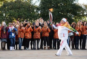 да не забыли, никто и государство тоже. Одно из доказательств то что по кремлю он нес факел на олимпиаде. Он просто сам по себе скромный человек