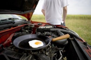 Там многое зависит от герметичности (самовар не герметичен). Или кто-то реально верит что газы проникнут сквозь сталь? 

А так, у готовки на двигателе. радиаторе и выхлопных трубах есть целая своя культура.

даже вон книги есть.