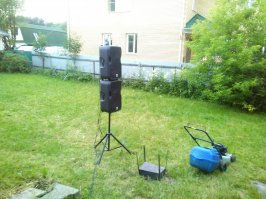 На даче исключетельно отлично !!)
Раньше да,грядкотерапия каждый год до 2006 года включительно а потом только как место для отдыха (на велике порассекать,шашлычки,купание в водоёмах,свежий воздух,пение соловьёв по весне),Сейчас агрофитнес - это максимум по участку с газонокосилокой пробежатся(по ровным местам с аталкой,по слабодоступным-с триммером наперевес) и ... Отдых ! Всё что было вышеперечислено с музончиком разнообразным ))