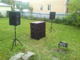 На даче исключетельно отлично !!)
Раньше да,грядкотерапия каждый год до 2006 года включительно а потом только как место для отдыха (на велике порассекать,шашлычки,купание в водоёмах,свежий воздух,пение соловьёв по весне),Сейчас агрофитнес - это максимум по участку с газонокосилокой пробежатся(по ровным местам с аталкой,по слабодоступным-с триммером наперевес) и ... Отдых ! Всё что было вышеперечислено с музончиком разнообразным ))