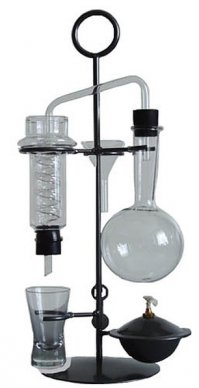 я как-то раз другу вот такой декоративный самогонный аппаратик подарил, самогон гонится из покупного вина, так на природе прикольно побаловаться)