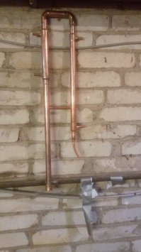 Аппарат Магарыч убогий, качество с него ноль. Автор явно рекламит именно эту марку. 
Еслу уж гнать самогон, то вот на таких аппаратах. А купив магарыч вы сильно огорчитесь и скоростью и качеством самогона. Данные аппараты производятся здесь